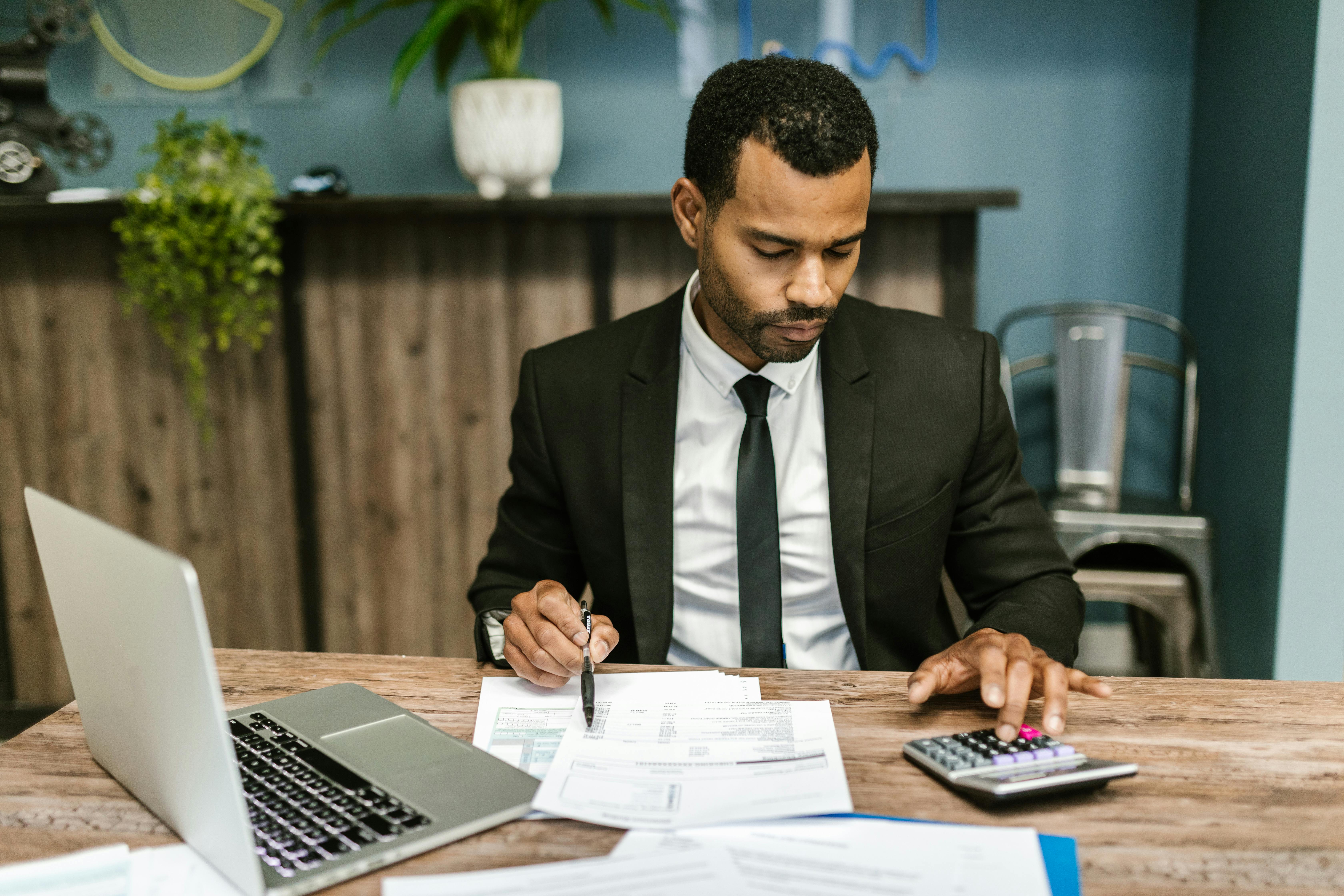 Finance professional aan het werk